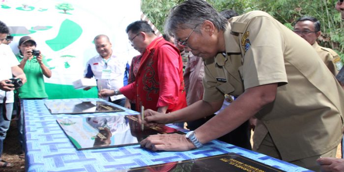 Bupati Sintang Resmikan 3 Proyek Pembangunan Di  Lebuk Lantang